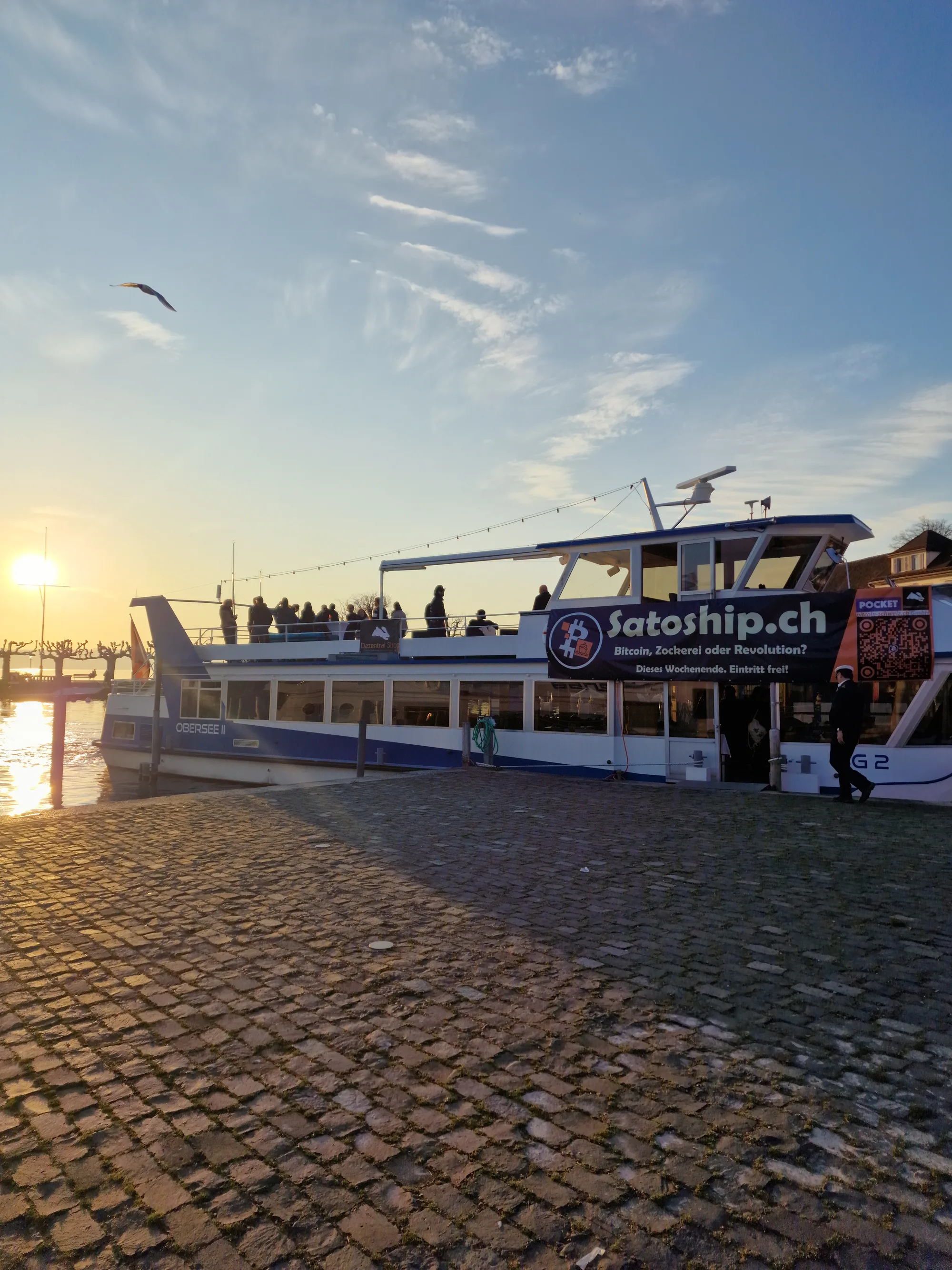 Das Satoship im Abendlicht am Hafen